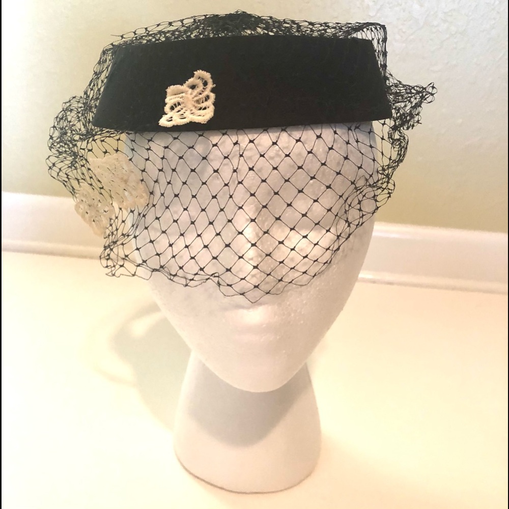 Vintage 1940s/50s Black Hat w/Mesh & White Flowers